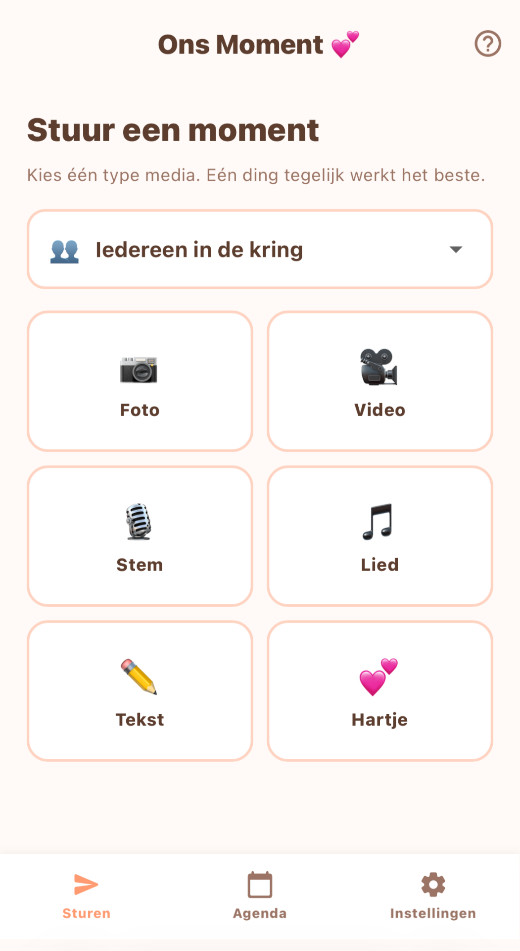 Schermafbeelding van de gewone modus. Stuur een moment met foto, video, stem, lied, tekst en hartje.