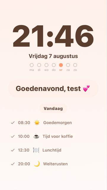 Schermafbeelding van de rustige modus: groot klok-scherm met dagindeling en een liefdevolle begroeting.